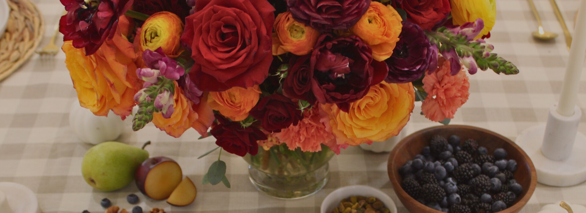 Monochromatic flower arrangement